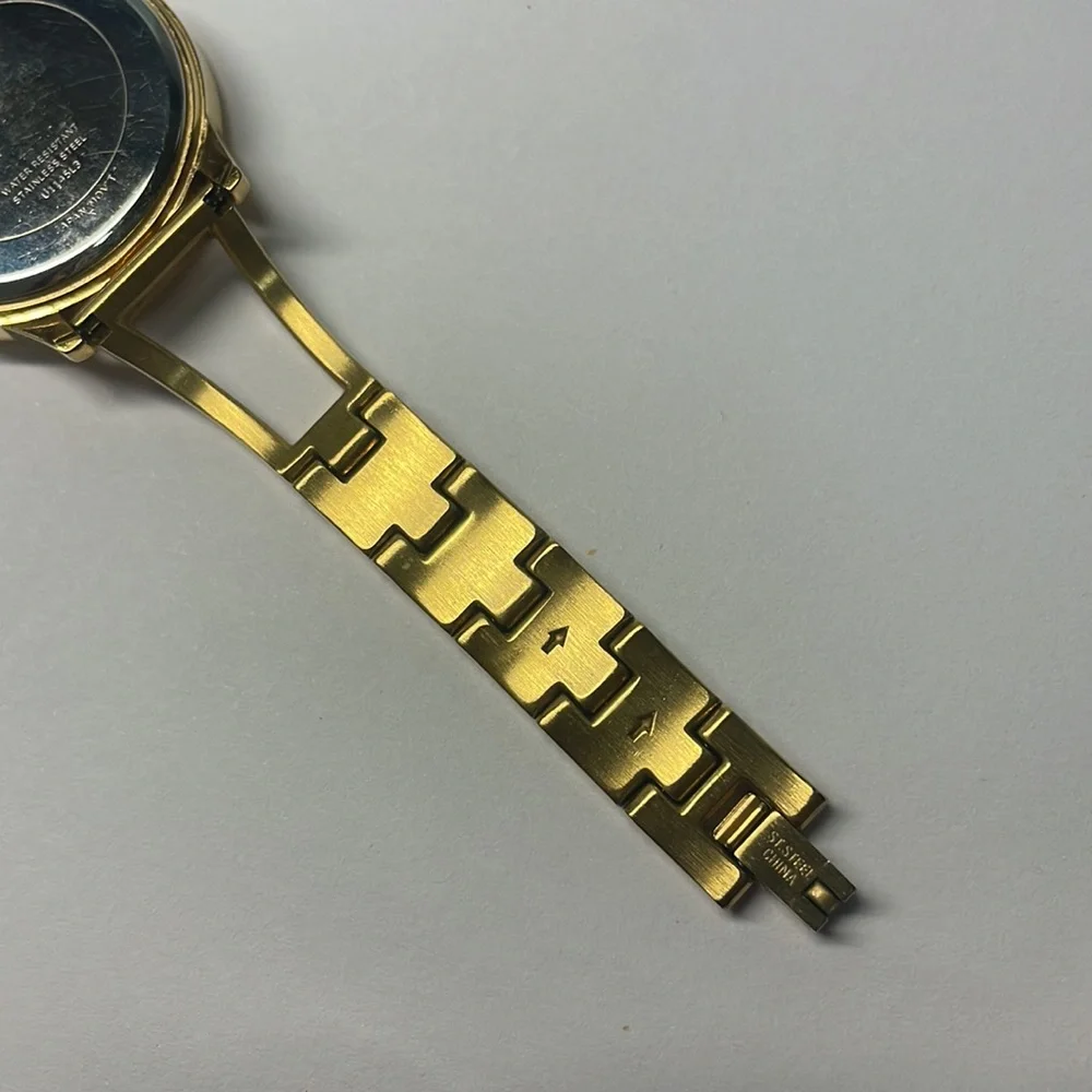 Guess woman’s gold